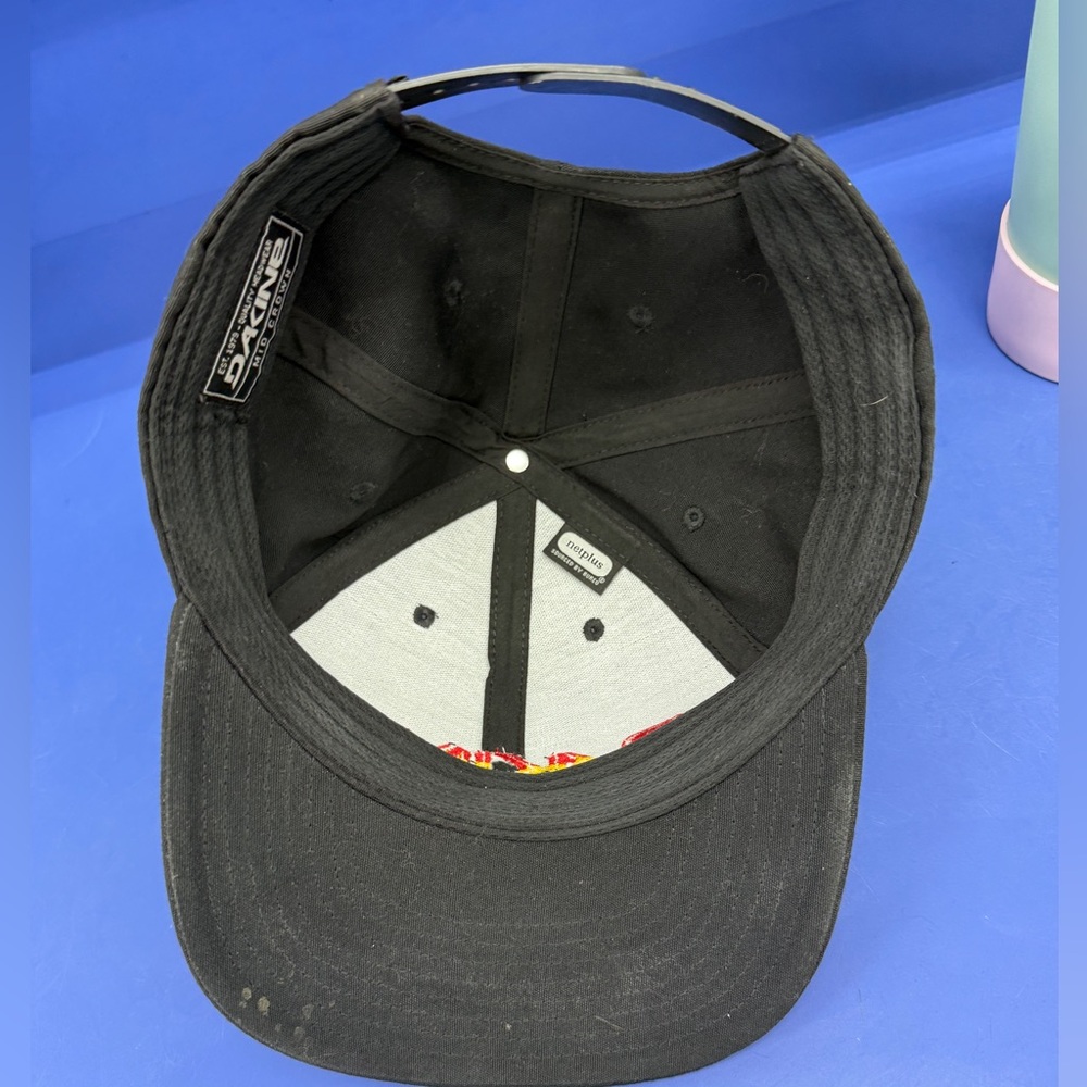 Dakine Mens Black Snapback Hat Rasta Embroidered Logo Mid Crown Cap - Picture 3 of 4